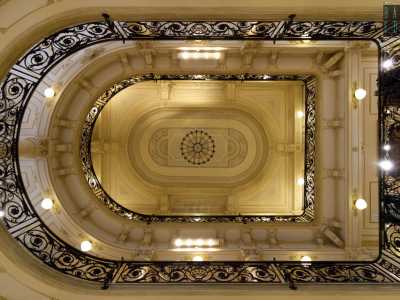 ..., i pavimenti d�epoca, le eleganti ringhiere in ferro che delimitano i piani...